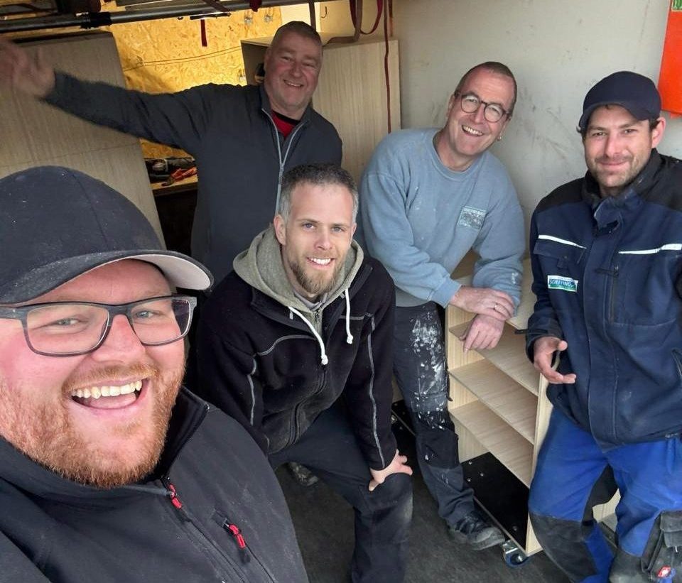 Fünf Helfende im ausgebauten Werkzeuganhänger