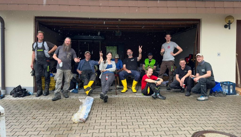 Gruppenfoto, Pause in einer Garage beim Regen