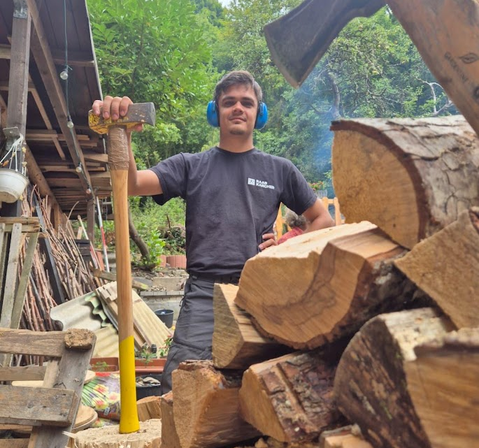 Helfer beim Holzhacken