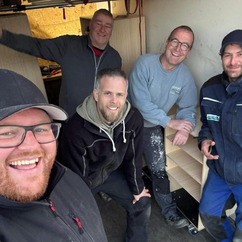 Fünf Helfende im ausgebauten Werkzeuganhänger