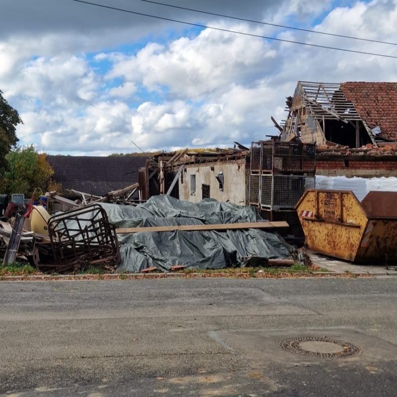 Linke Einfahrt neben Abbruch für Stellplätze